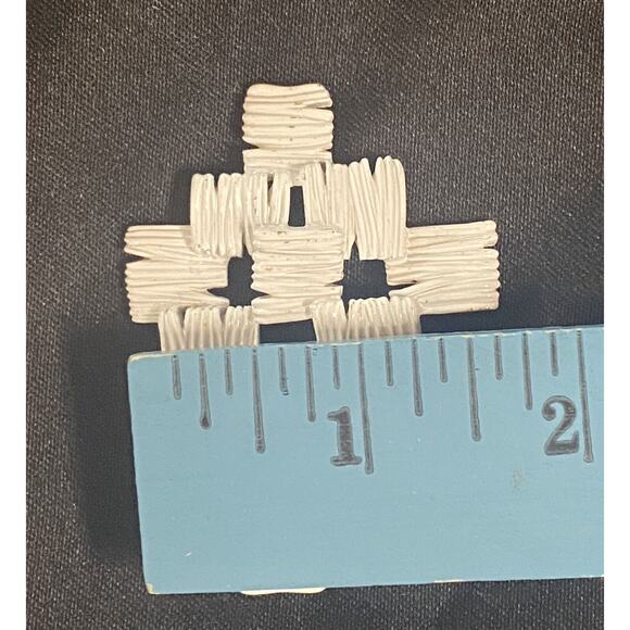 Vtg 60s Crown Trifari White Enamel Abstract Geometric Brooch Pin Signed Jewelry - Picture 6 of 6